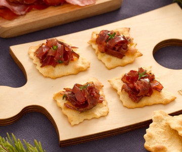 Feuilletés classiques à la bresaola à la vinaigrette