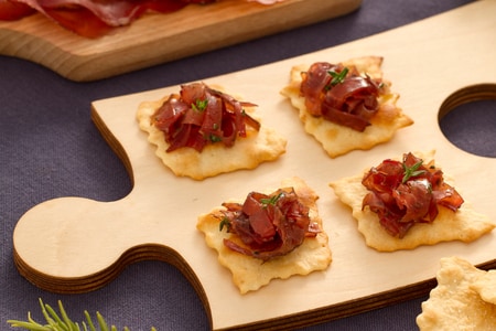 Feuilletés classiques à la bresaola à la vinaigrette