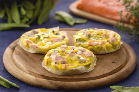 Omelettes au saumon, thym et pois mange-tout