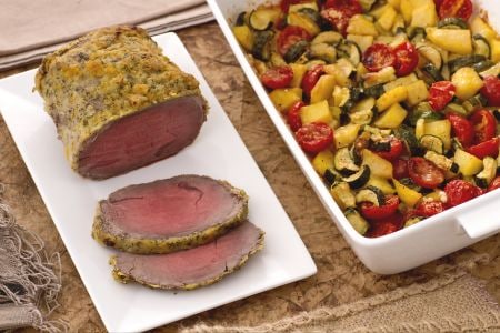 Rôti de bœuf aux agrumes avec plateau de pommes de terre, courgettes et tomates cerises