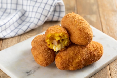 Croquettes de riz avec provola et jambon cuit