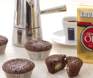Cupcake au chocolat et café avec cœur blanc