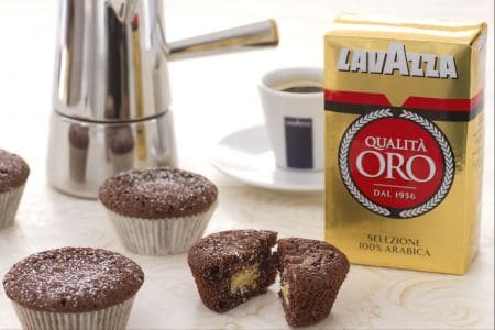 Cupcake au chocolat et café avec cœur blanc