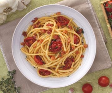 Bucatini avec tomates cerises confites et cubes de lard