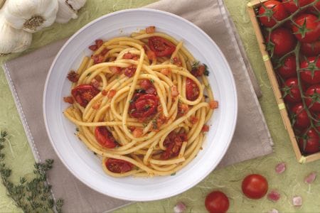 Bucatini avec tomates cerises confites et cubes de lard