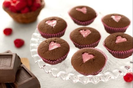 Cupcake au chocolat et cœur rose