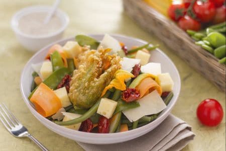 Salade printemps avec légumes et fromages