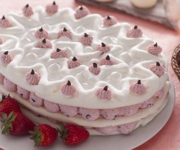 Meringuée pascale aux fraises et chocolat