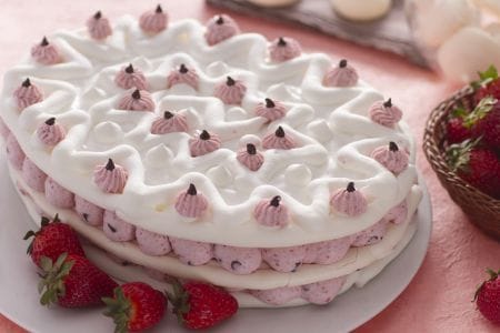 Meringuée pascale aux fraises et chocolat