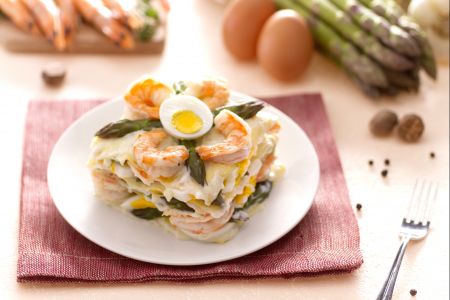 Lasagnes aux asperges, œufs et crevettes