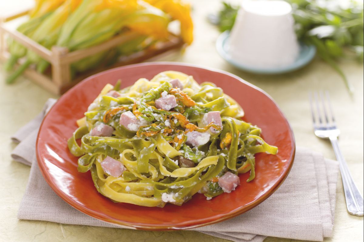 Paille et foin à la crème de ricotta, fleurs de courgette et dés de jambon cuit
