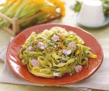 Paille et foin à la crème de ricotta, fleurs de courgette et dés de jambon cuit