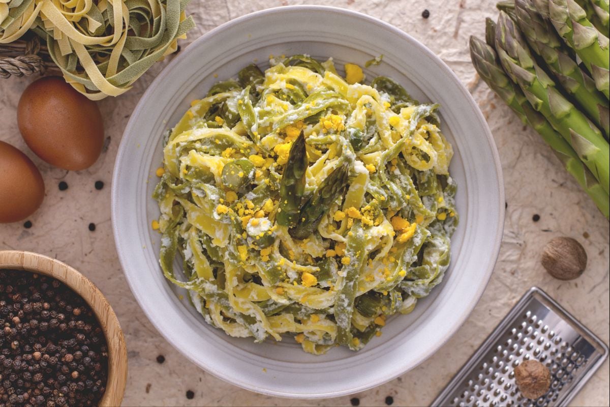 Paille et foin avec asperges et œufs
