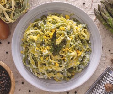 Paille et foin avec asperges et œufs