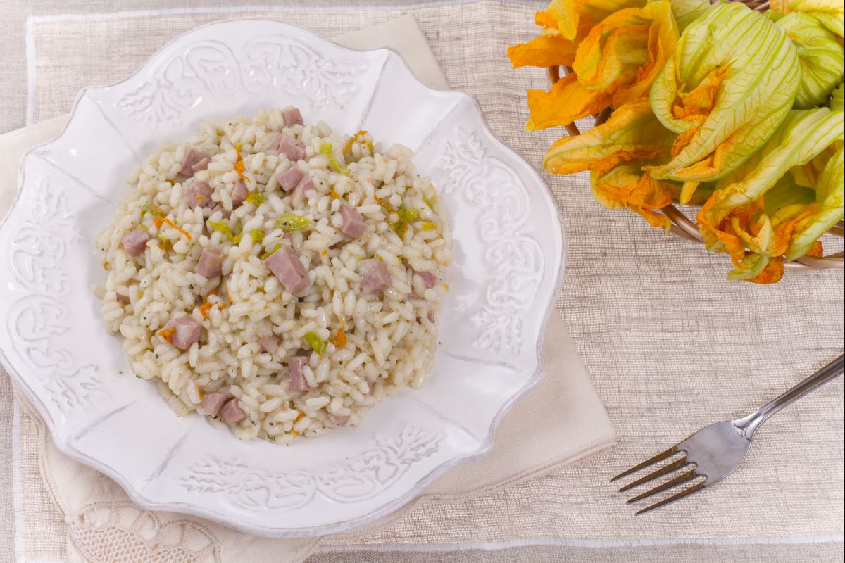 Risotto à la bière avec mortadelle et fleurs de courgette