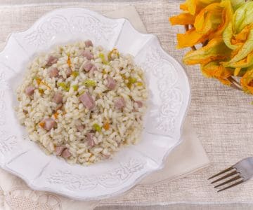 Risotto à la bière avec mortadelle et fleurs de courgette