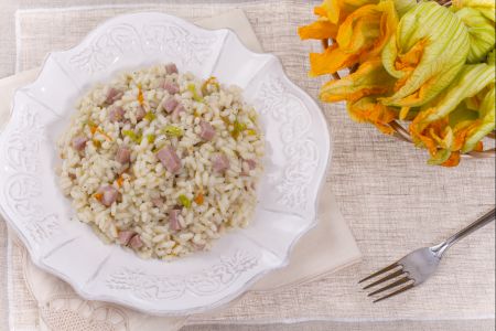 Risotto à la bière avec mortadelle et fleurs de courgette