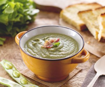 Crème de fèves avec scarole et croûtons