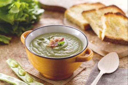 Crème de fèves avec scarole et croûtons
