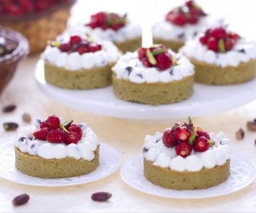 Tartelettes à la pistache, ricotta et fraises des bois