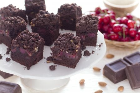 Crumb cake au chocolat et cerises