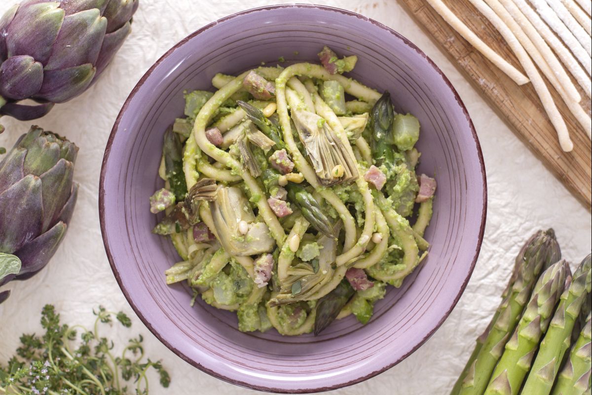 Bigoli aux asperges, artichauts et pesto de pois