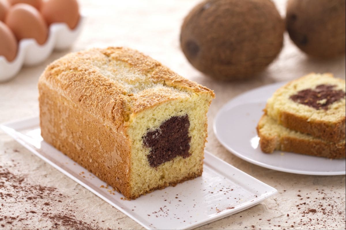 Cake à la noix de coco avec cœur de chocolat