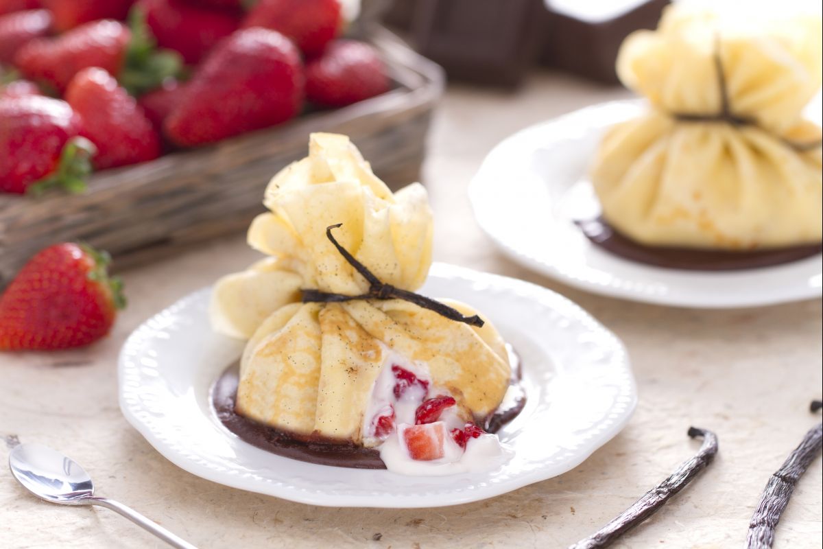 Aumônières de crêpes aux fraises