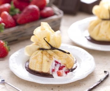 Aumônières de crêpes aux fraises