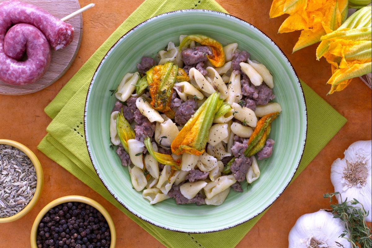 Cavatelli avec saucisse et fleurs de courgette