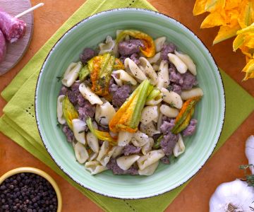 Cavatelli avec saucisse et fleurs de courgette