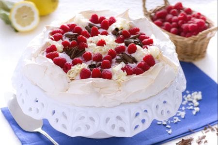 Pavlova au yaourt, framboises et chocolat