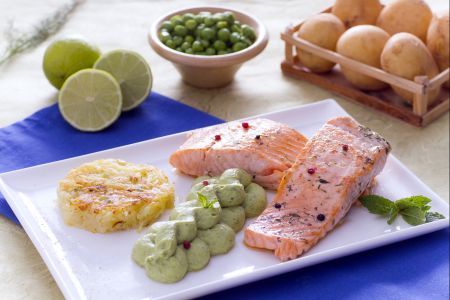 Filet de saumon avec rösti et crème de pois