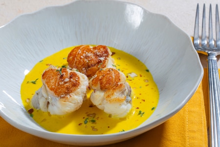 Lotte à la sauce au safran et au citron