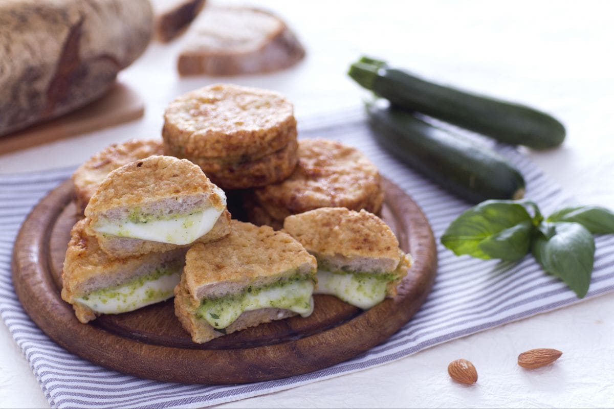 Mozzarella en carrozza au vert avec pesto de courgettes et basilic