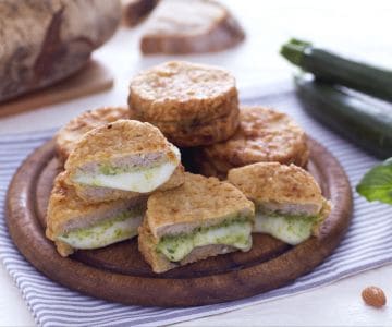 Mozzarella en carrozza au vert avec pesto de courgettes et basilic