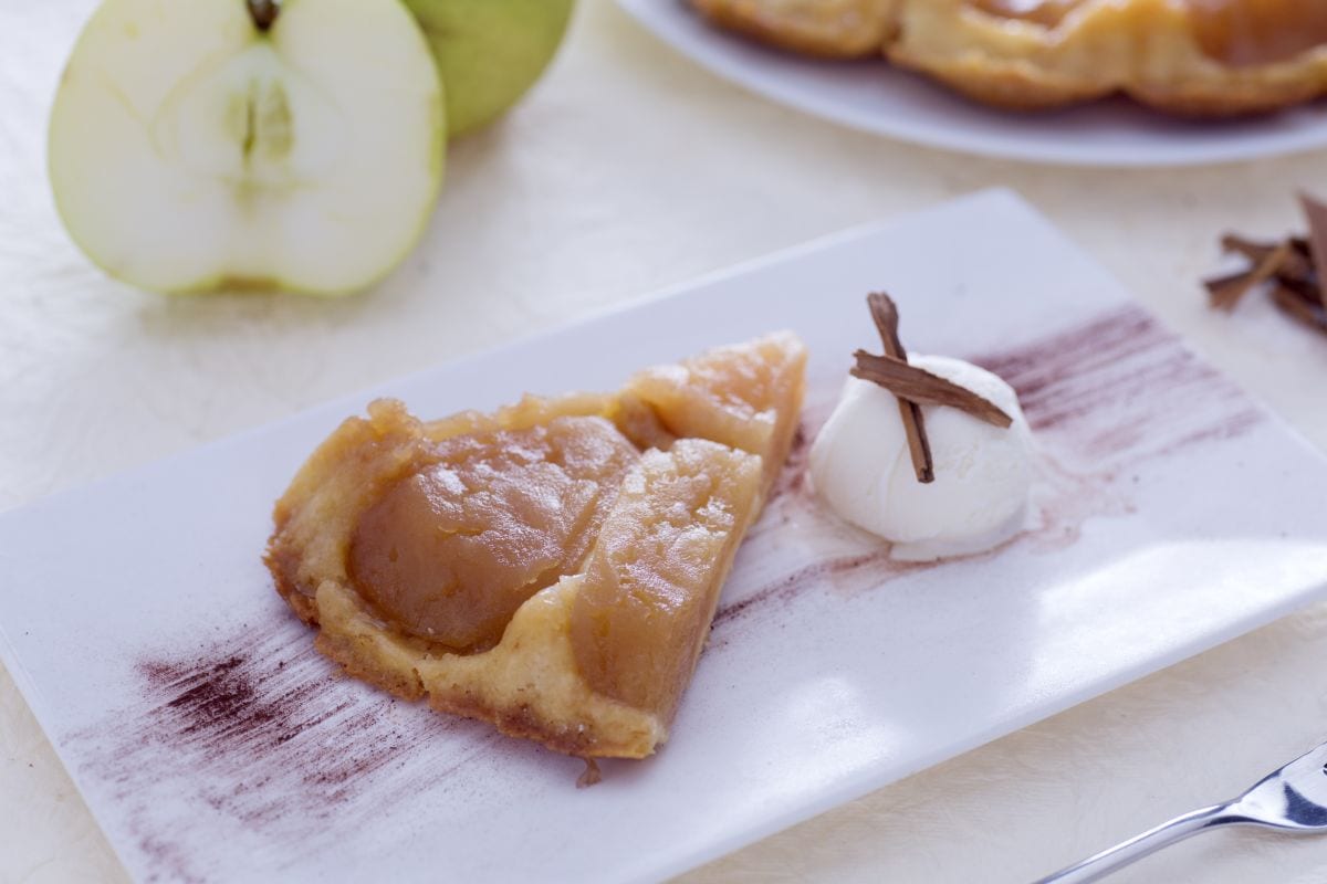 Tarte tatin au lait concentré avec glace fiordilatte et cannelle