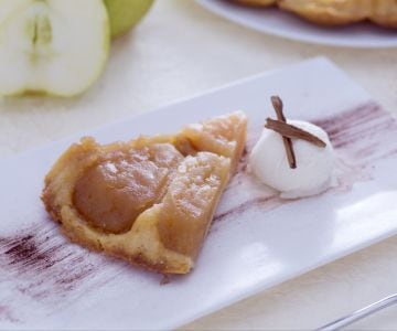 Tarte tatin au lait concentré avec glace fiordilatte et cannelle