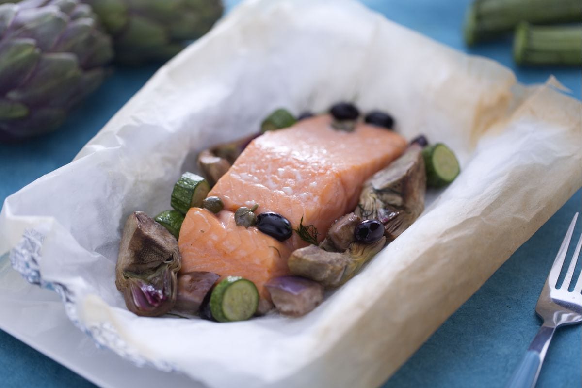Saumon en papillote avec petits légumes variés