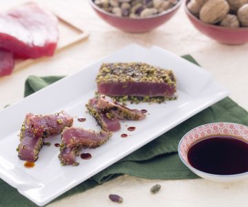 Filet de thon en croûte de noix et pistaches