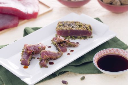 Filet de thon en croûte de noix et pistaches
