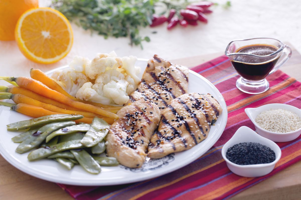 Poulet à la sauce soja avec légumes à la vapeur