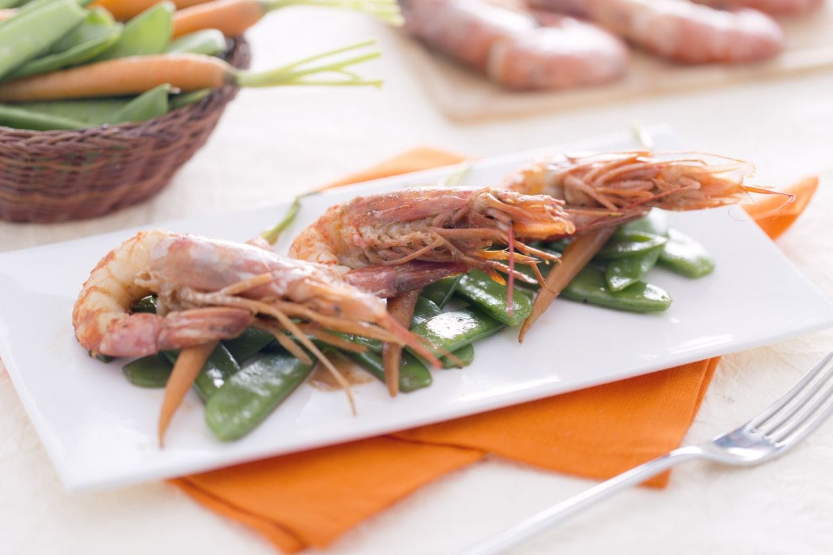 Crevettes sautées à la sauce teriyaki avec pois mange-tout et petites carottes