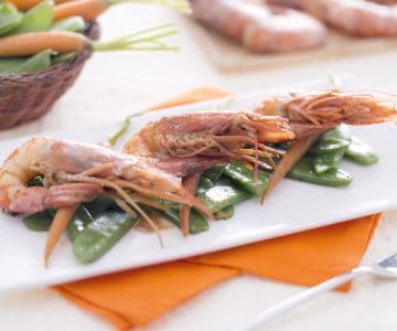 Crevettes sautées à la sauce teriyaki avec pois mange-tout et petites carottes