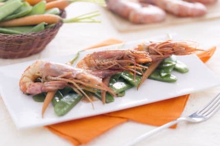 Crevettes sautées à la sauce teriyaki avec pois mange-tout et petites carottes