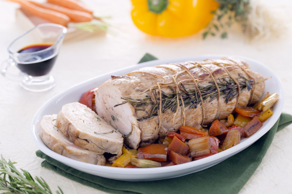 Rôti de dinde avec réduction à la sauce soja et légumes sautés