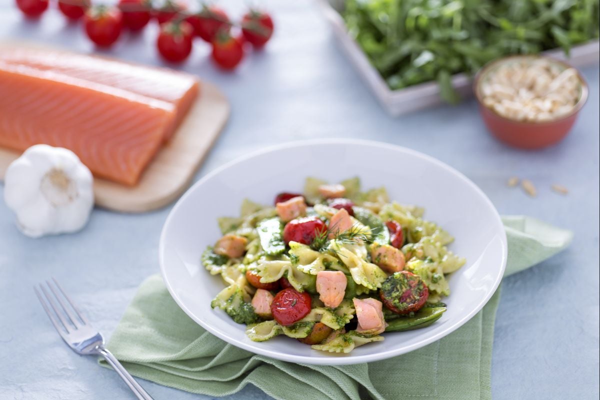 Farfalle au saumon, pois mange-tout et tomates cerises confites avec pesto de roquette