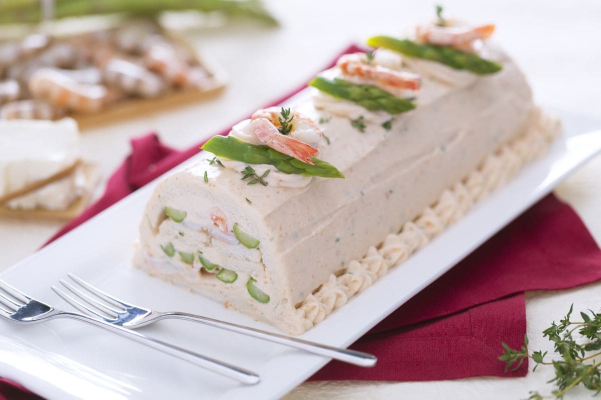 Bûche salée avec mousse de saumon, asperges et crevettes