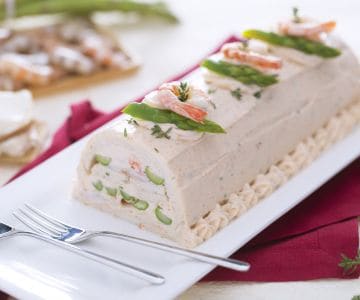 Bûche salée avec mousse de saumon, asperges et crevettes