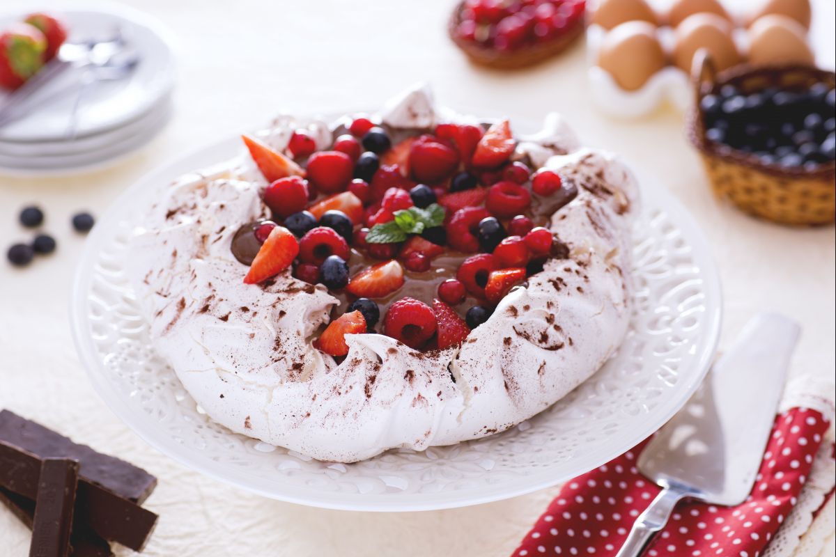 Pavlova au cacao avec crème au chocolat